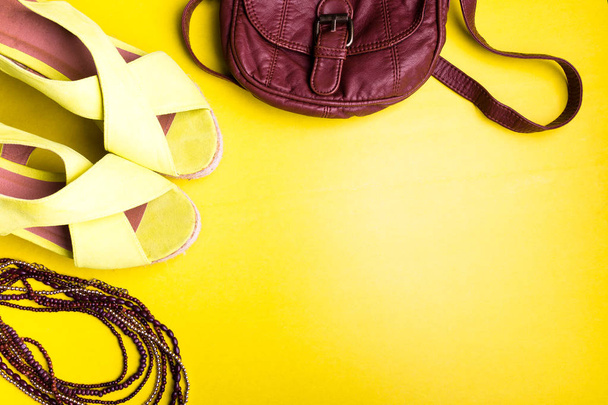 Kadının şeyler aksesuarlar yaz sezonu için kümesi. Kahverengi çanta sarı Platform sandaletler, kolye. Düz Lay. - Fotoğraf, Görsel