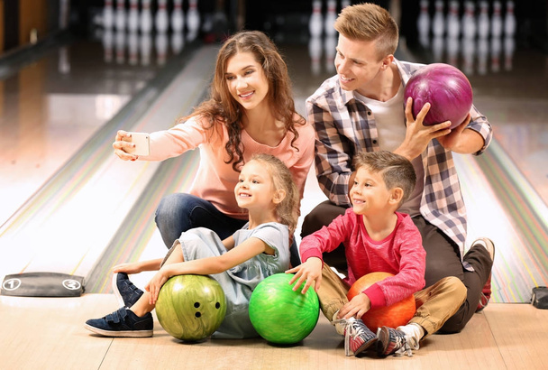 Family taking selfie at bowling club - Фото, зображення
