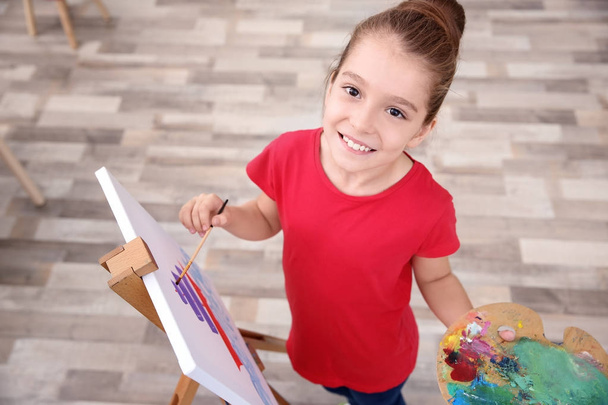 Little girl painting at home - Foto, imagen