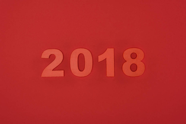 крупный план красного знака 2018, выделенного на красный
 - Фото, изображение