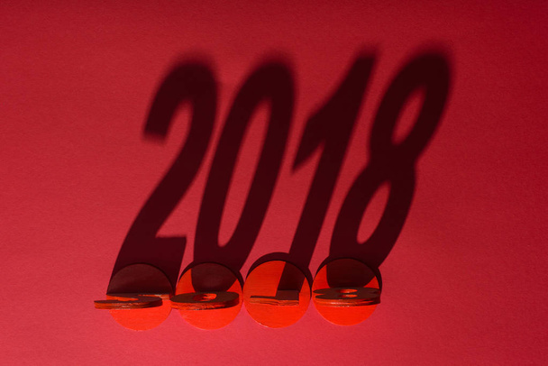 Üstten Görünüm 2018 yıl işareti gölge izole kırmızı - Fotoğraf, Görsel