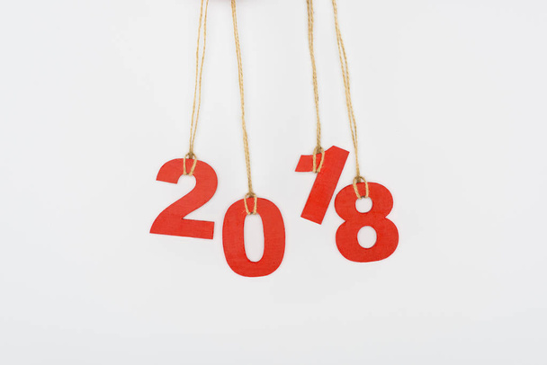 vue rapprochée de 2018 panneau de l'année accroché à des cordes isolées sur blanc
 - Photo, image