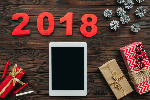 tablet, sarılmış hediyeler ile 2018 numaraları ahşap yüzey üzerinde düz lay - Fotoğraf, Görsel