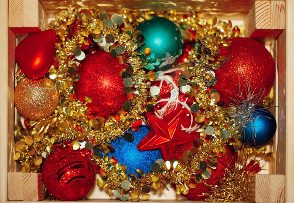 Decorazioni natalizie conservate in scatola di legno
 - Foto, immagini