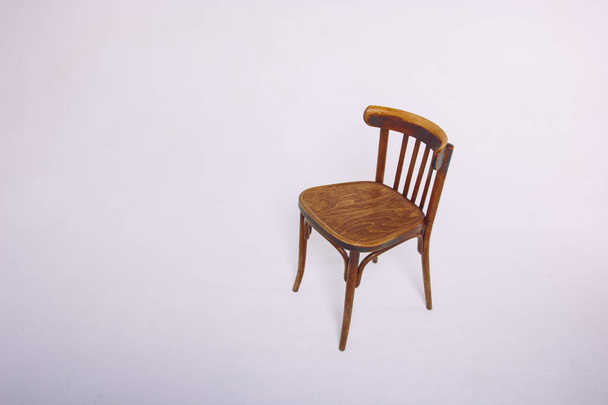 παλιά ξύλινη καρέκλα σε λευκό φόντο - Φωτογραφία, εικόνα