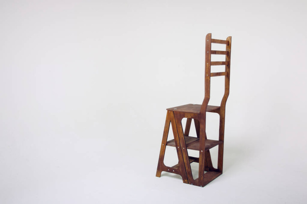 Beyaz bir arka plan üzerinde olağandışı ahşap sandalye - Fotoğraf, Görsel