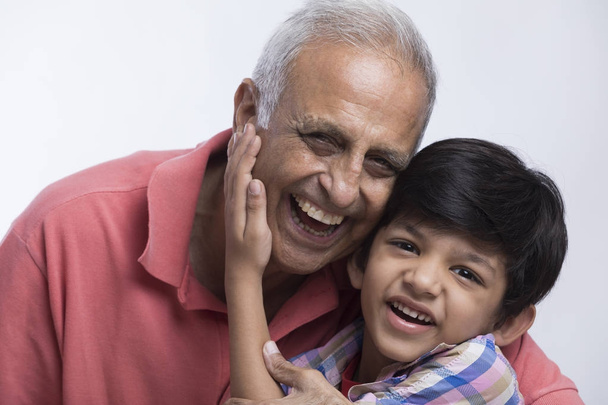 Boldog nagyapa és unokája portréja - Fotó, kép