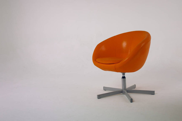 orange chair on a white background - Foto, afbeelding