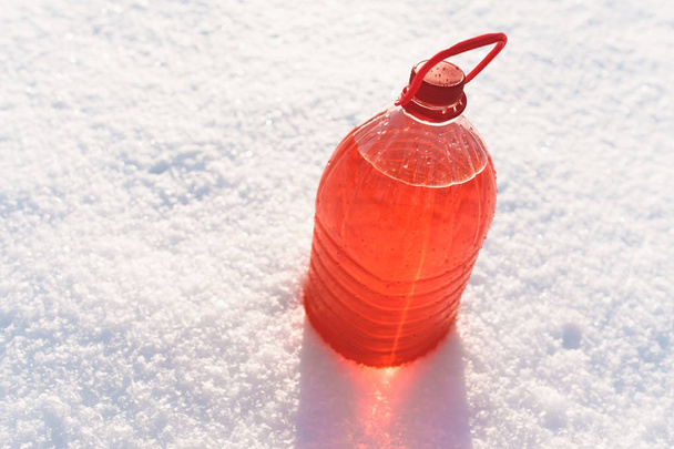 非凍結ガラス ウォッシャー液、雪背景付きボトル - 写真・画像