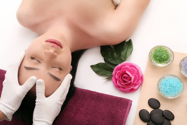 Belle jeune femme recevant un massage facial dans un salon de spa
 - Photo, image