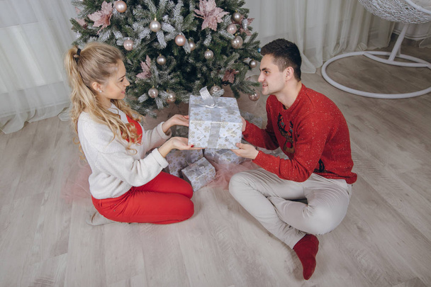 loving couple decorating the Christmas tree - Foto, afbeelding