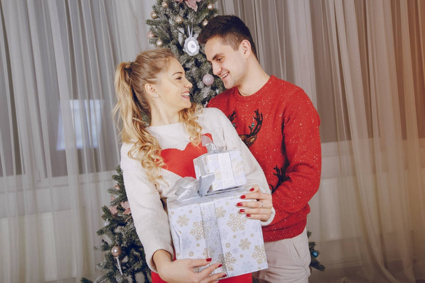 loving couple decorating the Christmas tree - Valokuva, kuva