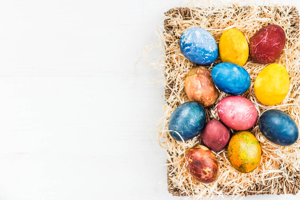 Fényes húsvéti tojások festett természetes alapanyagokból  - Fotó, kép