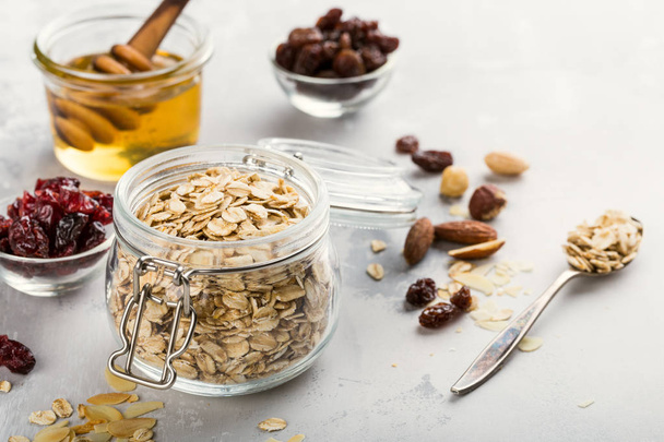 Ingredients for homemade oatmeal granola - Foto, afbeelding