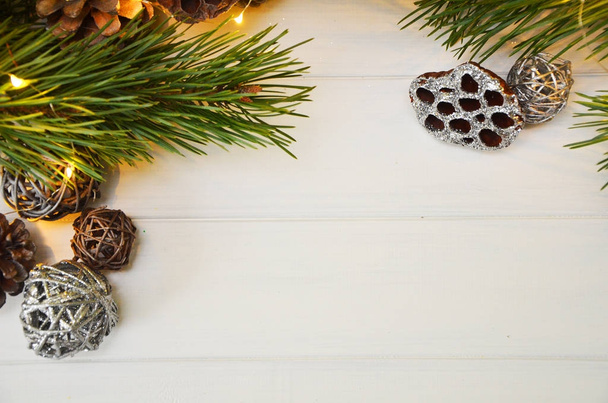 モミの枝、コーン、ジュート袋白地つまらないとクリスマスの背景. - 写真・画像