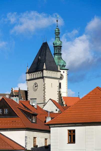 Torre del ayuntamiento de Tabor frente a la Iglesia de la Transfiguración de Jesús en el día soleado, Tabor, Bohemia, República Checa
 - Foto, Imagen