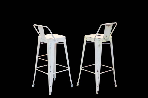 Vintage krzesło metalowe na białym na czarnym tle. - Zdjęcie, obraz