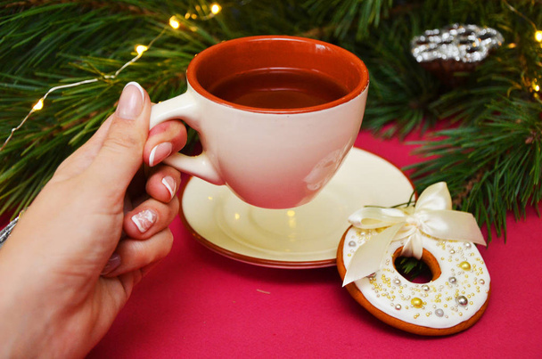 Decoración navideña con té sobre mesa rosa
 - Foto, Imagen