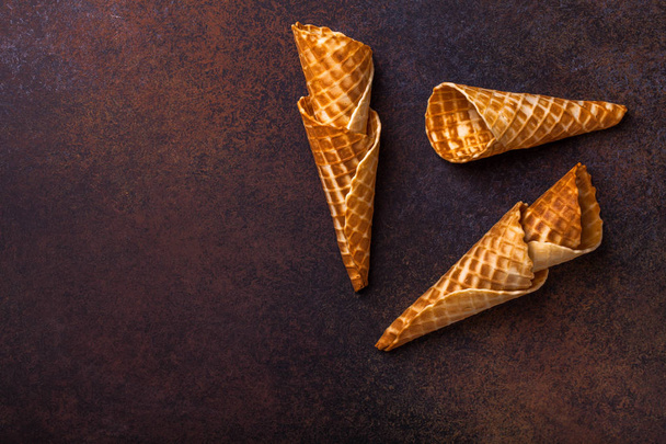 Waffle ice cream cone, dark background - 写真・画像