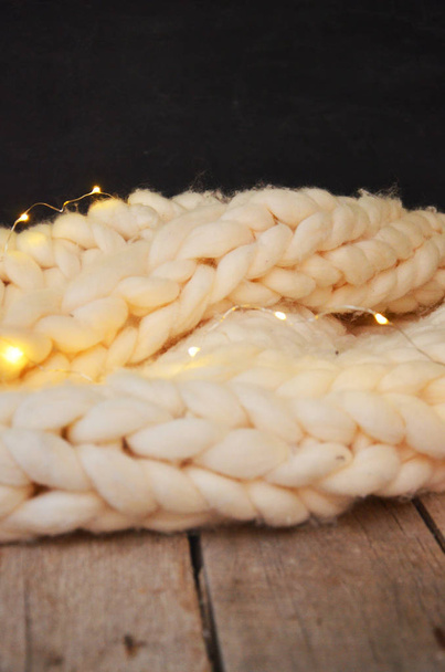 メリノ ・ ウールの手作りニット ローズ、超分厚い糸、トレンディなコンセプトで大きな毛布です。ニット ブランケット、メリノ羊毛背景のクローズ アップ - 写真・画像