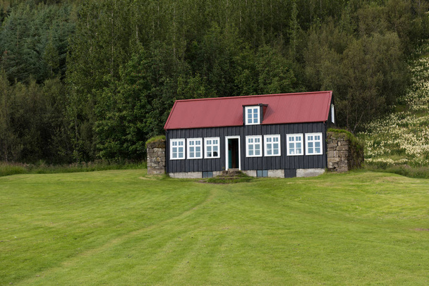 Traditional Icelandic House with grass roof in Skogar Folk Museu - Photo, image