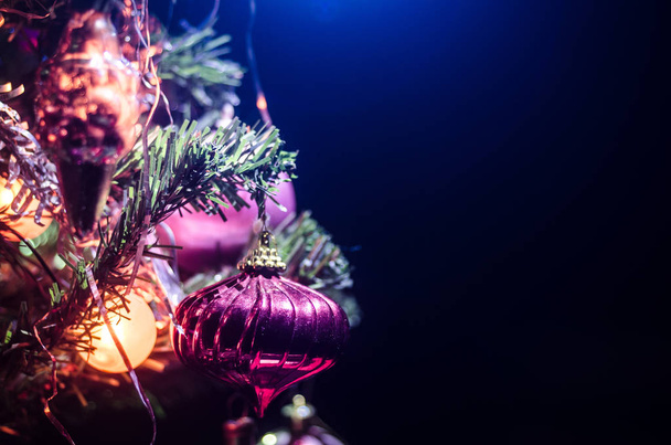 Christmas speelgoed op de kerstboom. Nieuwjaars versieringen winter achtergrond voor briefkaart lege ruimte. New Year eve achtergrond - Foto, afbeelding