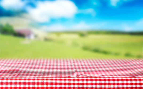 赤い格子縞のテーブル クロス トップ ビュー緑自然ぼやけた背景があります。 - 写真・画像