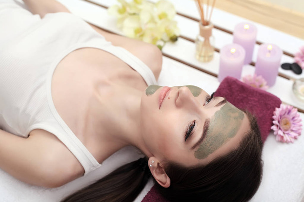 Spa e massagem > Terapia de spa para mulher jovem com máscara facial
 - Foto, Imagem