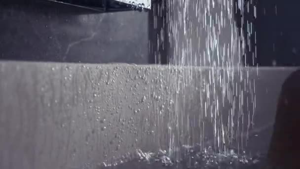 Η ισχυρή νερό πίεση ρέει έξω από το ντους. 4k, αργή κίνηση - Πλάνα, βίντεο