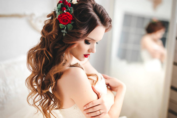 портрет красивой невесты в белом платье с ярким макияжем
 - Фото, изображение