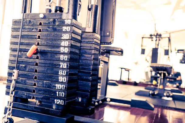 Pila de peso de metal en la máquina de entrenamiento Fitness
 - Foto, imagen