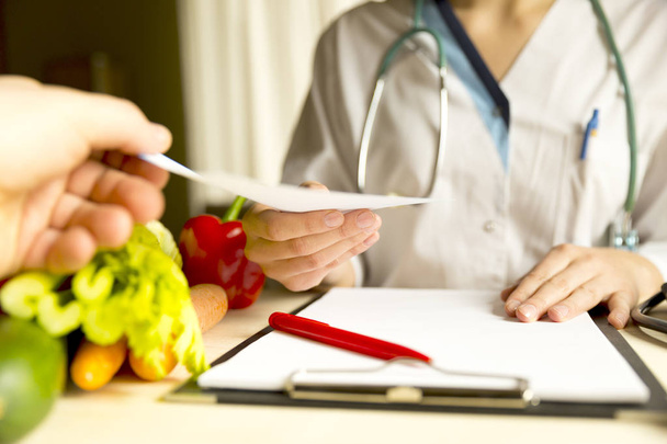 Növényi étrend táplálkozás és a gyógyszeres kezelés fogalmát. A dietetikus - Fotó, kép