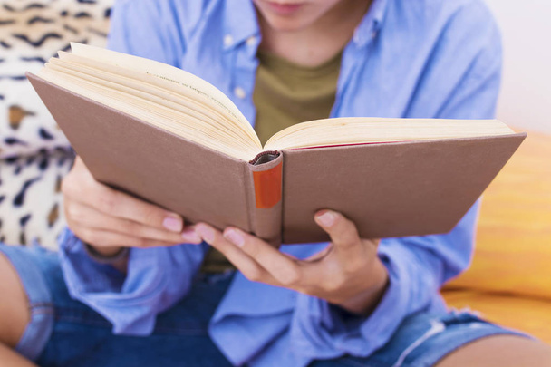 молодёжь учится с книгой в комнате дома
 - Фото, изображение