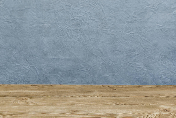 leerer Holzdecktisch über blau gestrichener Wand - Foto, Bild