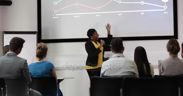 weibliche Führungskräfte an der Spitze einer Schulungskonferenz - Filmmaterial, Video