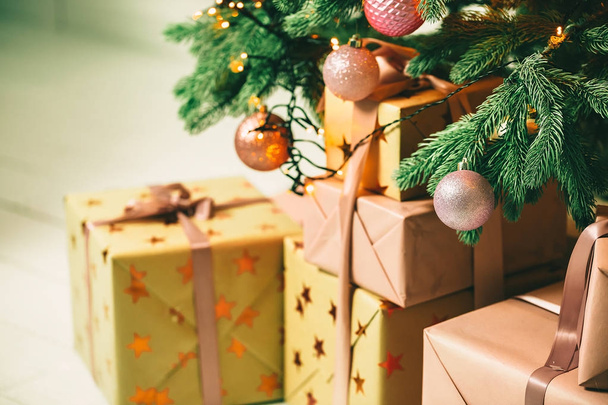 Weihnachtsbaum mit Geschenken im Wohnzimmer. schöne neue Jahr dekoriert klassischen Home Interieur. Winterlicher Hintergrund - Foto, Bild