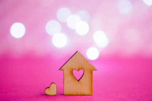 Maison en bois avec trou en forme de coeur avec petit coeur sur cri
 - Photo, image