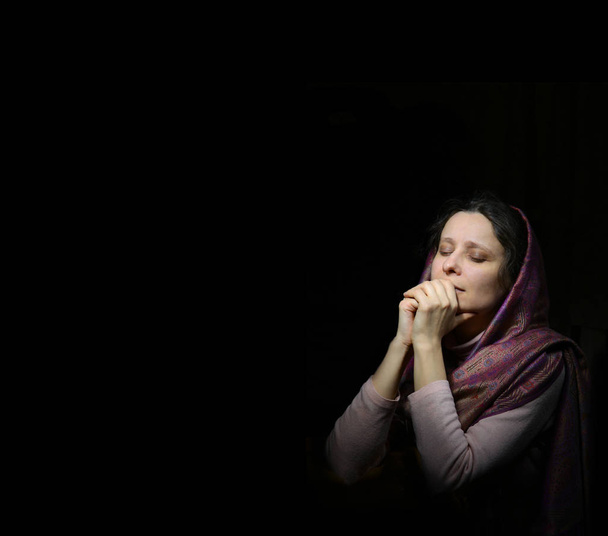 Modląc się kobieta w szalik - Zdjęcie, obraz