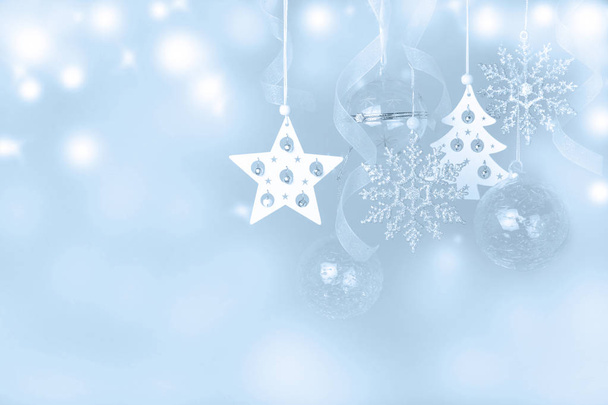 Рождественская композиция Елочные ветви, елка, рождественский розовый бал декора с лентой на белом фоне. - Фото, изображение