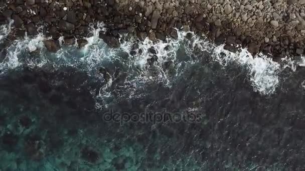 Aerea delle onde oceaniche che si riversano su una roccia di basalto nero a Tenerife
 - Filmati, video