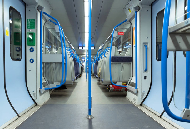 Comboio rápido. Londres, Inglaterra. Comboio subterrâneo em Londres. Assentos no metrô
.  - Foto, Imagem