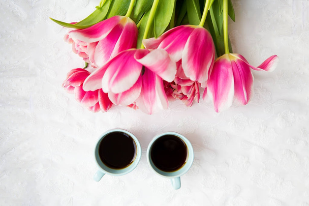 two cups of coffee and a bouquet of pink tulips - Foto, Imagem