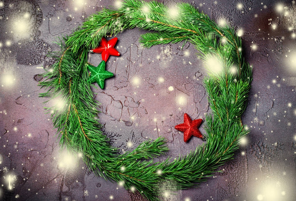 Ghirlanda di Natale verde con decorazioni a stelle su sfondo scuro
. - Foto, immagini