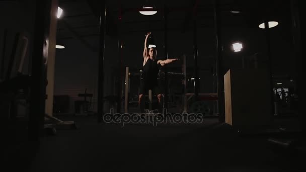 Μυώδης άνδρας κάνει ασκήσεις με βάρη στο γυμναστήριο. Το Άρπαγμα του το kettlebell. - Πλάνα, βίντεο