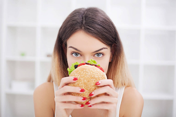 Dieta. Mujer joven con cinta adhesiva sobre su boca, impidiéndole
  - Foto, Imagen