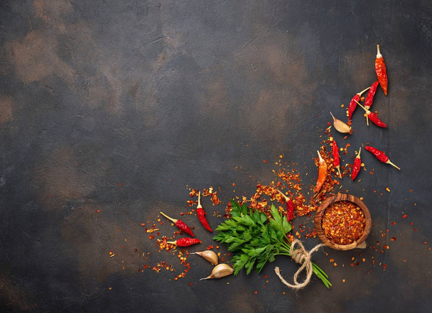 Κόκκινες πιπεριές τσίλι, σκόρδο και μαϊντανό - Φωτογραφία, εικόνα