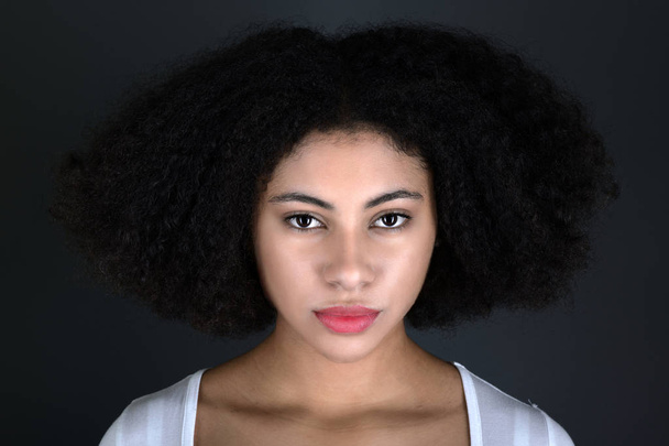 Afro saç modeli gülümseyen genç siyah kadın.  - Fotoğraf, Görsel