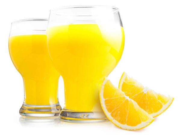 schöne Fruchtgetränke Glas Ananassaft und Scheiben Ananas - Foto, Bild
