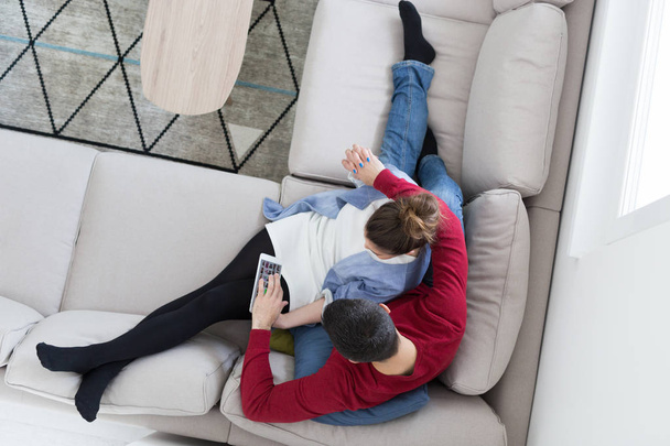 coppia relax a casa con tablet
 - Foto, immagini
