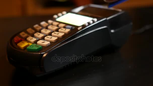 Hand swipe credit card on pin pad of pos terminal. - 映像、動画